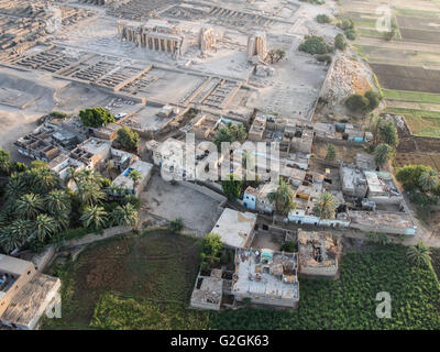 Eine Luftaufnahme von Häusern und dem Ramesseum Tempel am Westufer des Nils in Luxor, Ägypten Stockfoto