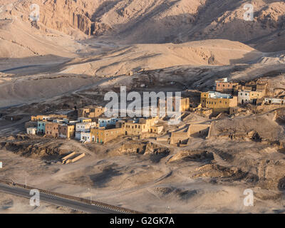 Typisch ägyptische Häuser am Westufer des Nils in Luxor, Ägypten, umgeben von den Gräbern der Arbeiter. Stockfoto