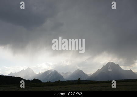 Teton Bergkette mit tiefhängenden Wolken, Grand-Teton-Nationalpark, Wyoming, USA Stockfoto