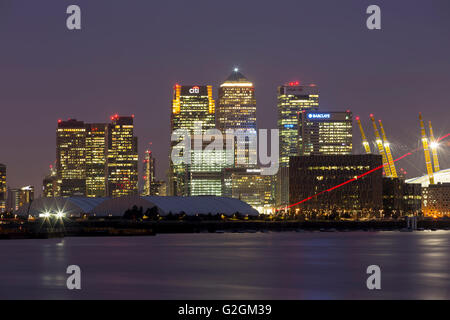 Millennium Dome und Canary Wharf Skyline mit der Unternehmenszentrale Wahrzeichen bei Nacht Stockfoto