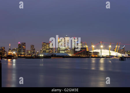 Millennium Dome und Canary Wharf Skyline mit der Unternehmenszentrale Wahrzeichen bei Nacht Stockfoto