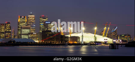 Millennium Dome und Canary Wharf Panorama Skyline mit der Unternehmenszentrale Wahrzeichen bei Nacht Stockfoto