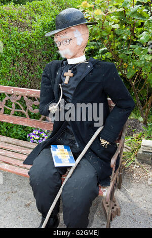 Dorf-Vogelscheuche im Sommer Straßenfest, Lancashire, UK Stockfoto