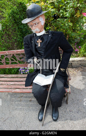 Dorf-Vogelscheuche im Sommer Straßenfest, Lancashire, UK Stockfoto