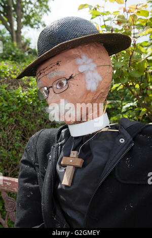 Dorf-Vogelscheuche im Sommer Straßenfest, Lancashire, UK Stockfoto