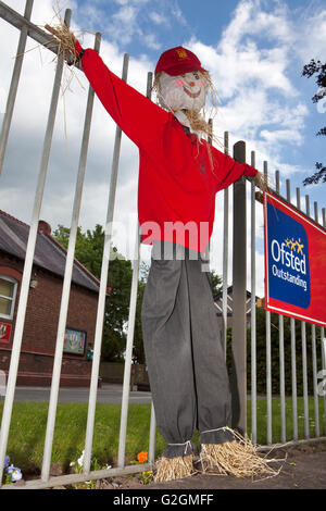 Stroh Schüler außerhalb der Schule mit hervorragenden Zeichen Ofsted, Lancashire, UK. Stockfoto