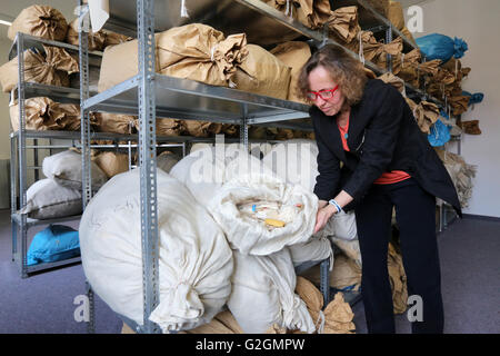 Deutschland, Leipzig. Tasche gefüllt mit Dokumenten geschreddert von der STASI Geheimpolizei im Archiv der ehemaligen Geheimpolizei zentrale, jetzt BStU Bundesbeauftragte für die Unterlagen des Staatssicherheitsdienstes der ehemaligen DDR in Leipzig, Deutschland Stockfoto