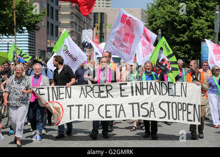 Aktivisten gegen TTIP (Transatlantic Trade and Investment Partnership) halten Banner während einer Demonstration Demonstration in Leipzig, Deutschland, Mai 2016 Stockfoto