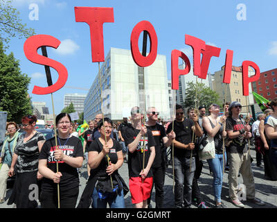 Aktivisten gegen TTIP (Transatlantic Trade and Investment Partnership) halten Briefe während einer Demonstration Demonstration in Leipzig, Deutschland, Mai 2016 Stockfoto