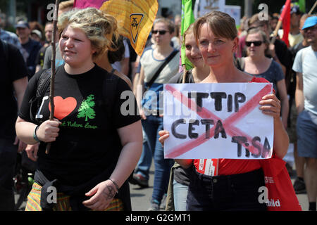 Aktivisten gegen TTIP (Transatlantic Trade and Investment Partnership) halten Banner während einer Demonstration Demonstration in Leipzig, Deutschland, Mai 2016 Stockfoto