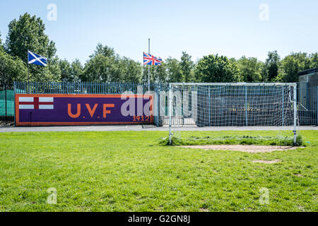 UVF Wandbild neben Fußballplatz in Sydenham Gegend von East Belfast. Stockfoto