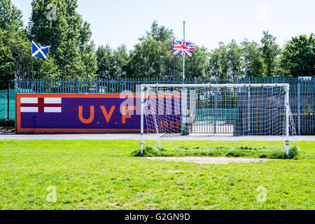 UVF Wandbild neben Fußballplatz in Sydenham Gegend von East Belfast. Stockfoto