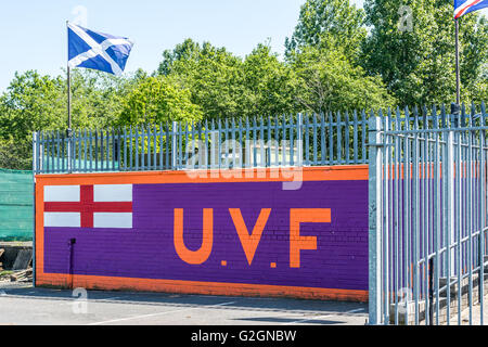 Großen UVF Wandbild in Loyalist Sydenham Gegend von East Belfast mit der schottischen Nationalflagge fliegen overhead. Stockfoto