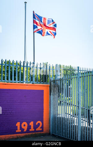 UVF Wandbild neben Fußballplatz in Sydenham Gegend von East Belfast. Stockfoto