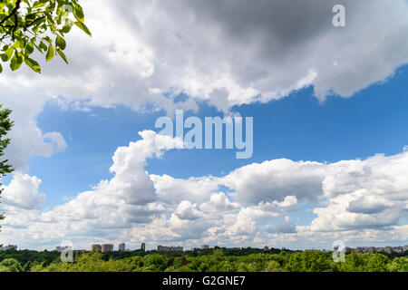 Bukarest Stadt Skyline-Blick vom Jugendlichen Park (Parcul Tineretului) mit blauem Himmel und weißen Wolken Stockfoto