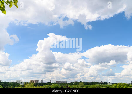 Bukarest Stadt Skyline-Blick vom Jugendlichen Park (Parcul Tineretului) mit blauem Himmel und weißen Wolken Stockfoto