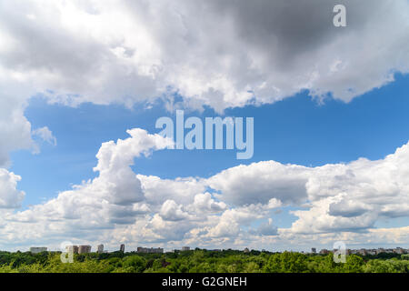 Bukarest Stadt Skyline-Blick vom Jugendlichen Park (Parcul Tineretului) mit blauem Himmel und weißen Wolken Stockfoto