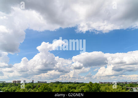 Bukarest Stadt Skyline-Blick vom Jugendlichen Park (Parcul Tineretului) mit blauem Himmel und weißen Wolken Stockfoto