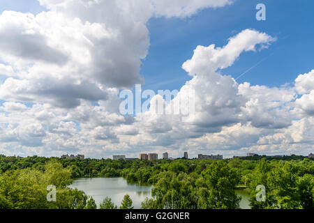 Bukarest Stadt Skyline-Blick vom Jugendlichen Park (Parcul Tineretului) mit blauem Himmel und weißen Wolken Stockfoto