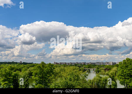Bukarest Stadt Skyline-Blick vom Jugendlichen Park (Parcul Tineretului) mit blauem Himmel und weißen Wolken Stockfoto