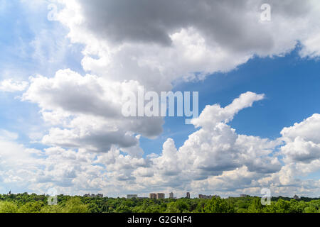 Bukarest Stadt Skyline-Blick vom Jugendlichen Park (Parcul Tineretului) mit blauem Himmel und weißen Wolken Stockfoto