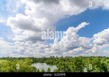 Bukarest Stadt Skyline-Blick vom Jugendlichen Park (Parcul Tineretului) mit blauem Himmel und weißen Wolken Stockfoto