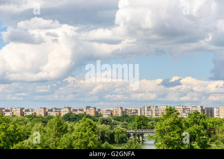 Bukarest Stadt Skyline-Blick vom Jugendlichen Park (Parcul Tineretului) mit blauem Himmel und weißen Wolken Stockfoto