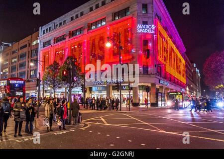 Massen von Weihnachtseinkäufern kommen zu Weihnachten in einer vollgepackten Oxford Street in London vor Marks & Spencers Flagship-Store im Londoner West End Stockfoto