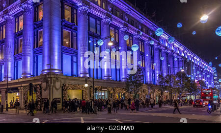 Das Kaufhaus Selfridges in der Londoner Oxford Street ist zur Weihnachtszeit in London, Großbritannien, mit Weihnachtseinkäufern beschäftigt Stockfoto