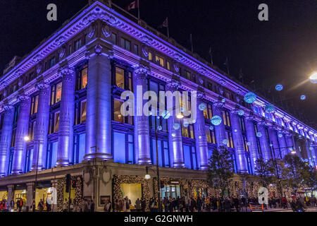 Das Kaufhaus Selfridges in der Londoner Oxford Street ist zur Weihnachtszeit in London, Großbritannien, mit Weihnachtseinkäufern beschäftigt Stockfoto