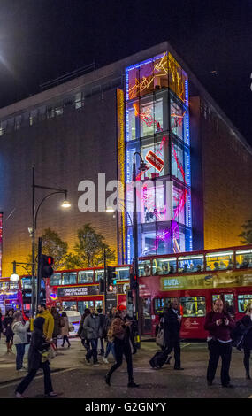 Leute, die an Weihnachten an Debenhams Kaufhaus in der Oxford Street vorbeigingen, das mit Weihnachtslichtern in London, Großbritannien, dekoriert wurde Stockfoto