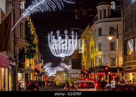 Bond St Christmas Lights im West End von London, geschäftig mit Weihnachtseinkäufern, London, Großbritannien Stockfoto