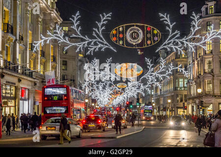 Weihnachtslichter auf der Regent Street, viel Verkehr und Einkaufsmöglichkeiten zur Weihnachtszeit im West End von London, Großbritannien Stockfoto