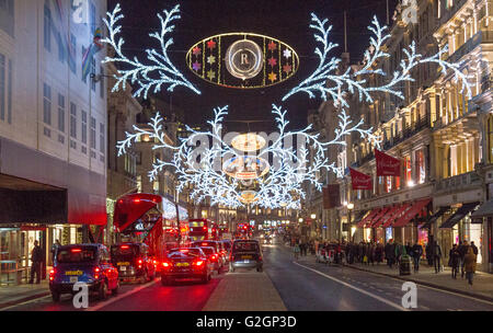 Weihnachtslichter auf der Regent Street, viel Verkehr und Einkaufsmöglichkeiten zur Weihnachtszeit im West End von London, Großbritannien Stockfoto