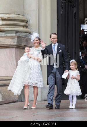 Baby-Prinz Oscar Schwedens Taufe – Familie verlässt die königliche Kapelle. Prinz Daniel Wellen Stockfoto