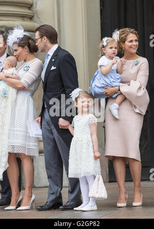Baby-Prinz Oscar Schwedens Taufe – Kronprinzessin Victoria küsst ihren Sohn auf seinem Kopf. Cousins und Cousinen Estelle und Leonore Stockfoto
