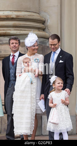 Baby-Prinz Oscar Schwedens Taufe – Kronprinzessin Victoria ihrem Ehemann schaut Stockfoto