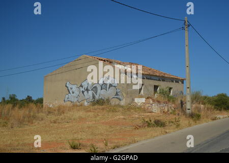 Eine Gebäude-Ruine in Guia, Algarve, Portugal gegenüber Cliff Richards Villa. Stockfoto