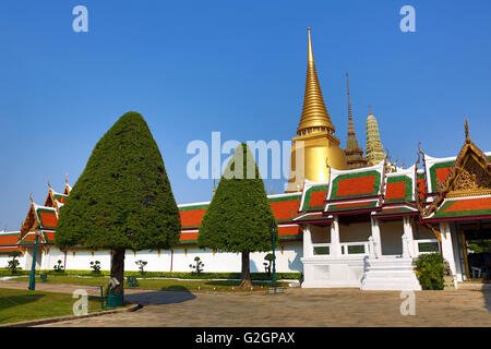 Phra Si Rattana Chedi goldene Stupa, Phra Mondop und Prasat Phra Thep Bidon an der Wat Phra Kaeo Tempel Komplex Bangkok, Thailand Stockfoto