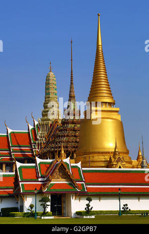 Phra Si Rattana Chedi goldene Stupa, Phra Mondop und Prasat Phra Thep Bidon an der Wat Phra Kaeo Tempel Komplex Bangkok, Thailand Stockfoto