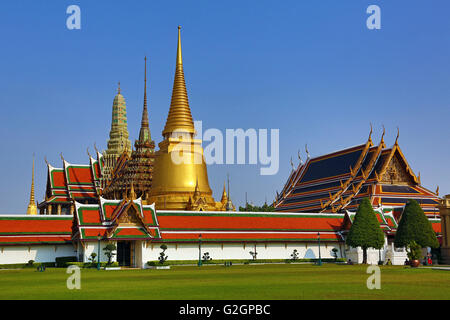 Phra Si Rattana Chedi goldene Stupa, Phra Mondop und Prasat Phra Thep Bidon an der Wat Phra Kaeo Tempel Komplex Bangkok, Thailand Stockfoto