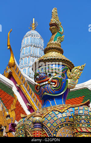 Virulhok (Wirunhok) riesige Yaksha Dämon Tempelwächter Statue im Wat Phra Kaeo Tempel-Komplex, Bangkok, Thailand Stockfoto