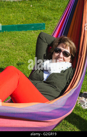 Frau zum Entspannen in der Hängematte an einem sonnigen Tag Stockfoto