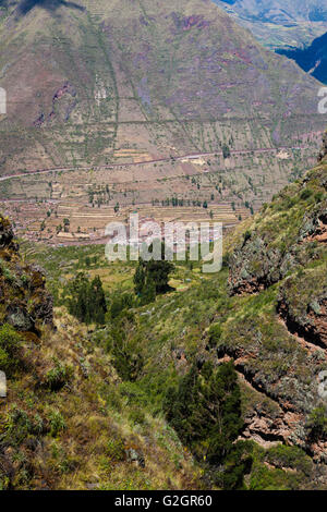 Blick aus der Inka Ruinen von Pisac nach unten in das Heilige Tal der Inkas in Peru Stockfoto