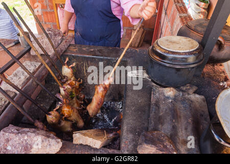 Meerschweinchen, die geröstet auf Stöcken in den peruanischen Lamay, wo sie ein spezielles sind, behandeln jeden Sonntag Stockfoto