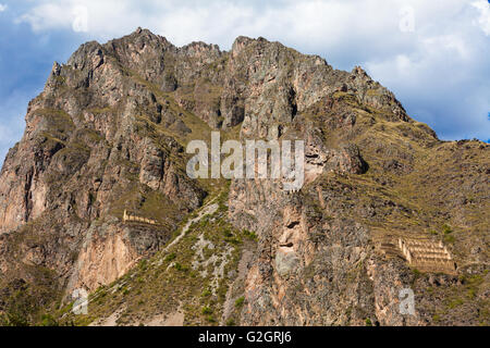 Inka Korn-lagerung-Einrichtungen hoch auf Felsen oberhalb der Siedlung von Ollantaytambo, Peru Stockfoto