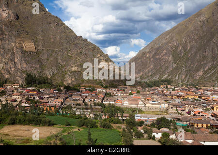 Eine Übersicht von Ollantaytambo von der Oberseite des Inka Terrassen im Heiligen Tal von Peru Stockfoto