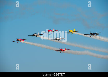 Sieben Leichtflugzeug fliegen in Formation auf der Lowveld Airshow Stockfoto