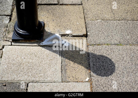 unebenen Pflastersteine auf Bürgersteig präsentiert Gefahr für Fußgänger England uk Stockfoto