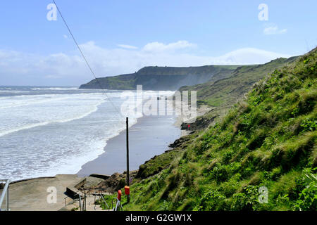 CAYTON BAY, YORKSHIRE, VEREINIGTES KÖNIGREICH. 14. MAI 2016. Ein Blick auf den Strand bei Flut vom Café Shack Cayton Bay in der Nähe von Scarorough in N Stockfoto